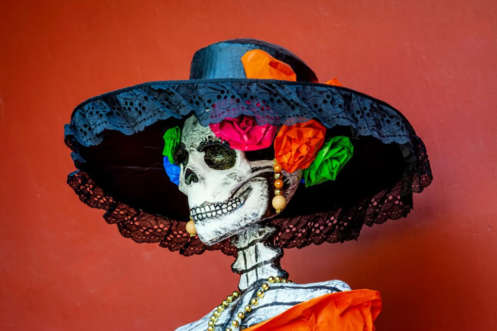 Haz calaveras de papel maché