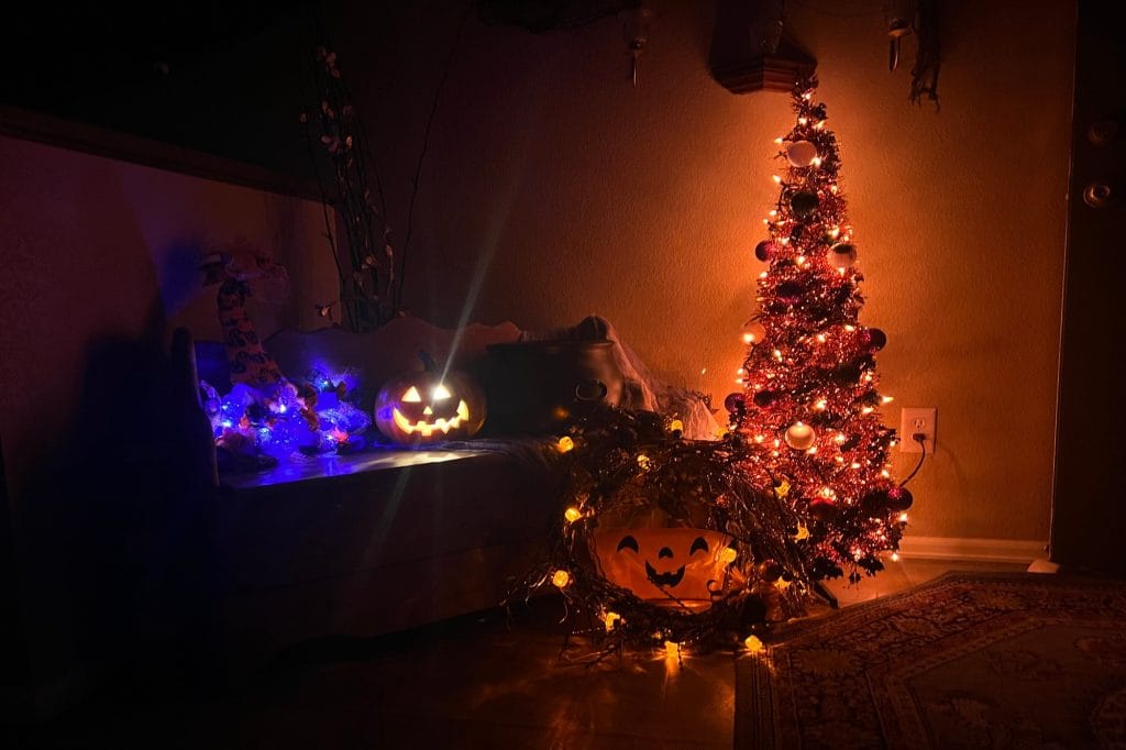 Árbol de Navidad con adornos de Halloween