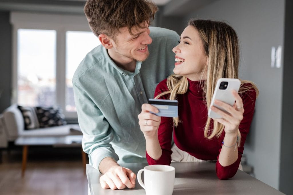 pareja realizando compras en linea