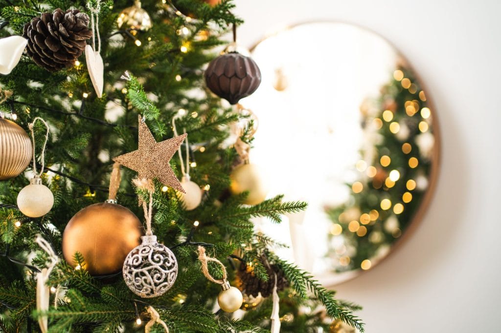 árbol de navidad con esferas doradas