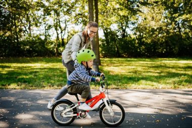 cómo enseñar a un niño a andar en bicicleta